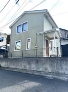 東側道路から見た外観です。