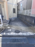 駐車場は乗用車１台が駐車可能です。
