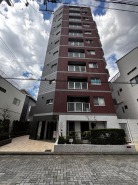 エントランス側から見た外観です。前面道路はタイルになっています。