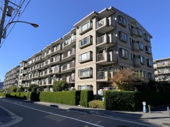南東角部屋のため、開放感のある日当たりの良いお部屋です。
４階部分の一番右側角。