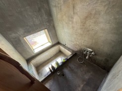 浴室はコンクリートで作った浴槽になっています。