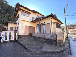 自然を感じる立地です。外壁等の汚れがありますので、好みの色に塗装しては如何でしょうか。