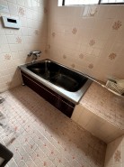 タイル針の浴室です。浴槽が深いのでたっぷり浸かって入浴出来ます。