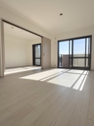 南西向きの約13.8帖のＬＤＫです。隣接した洋室6.0帖と合わせると19.8帖のLDKとしての利用も可能です。