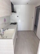 キッチンスペースには冷蔵庫置場、食器棚置場が確保されています。