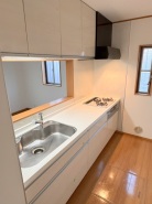 ３口コンロがついた対面式キッチンです。