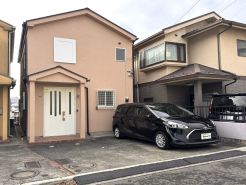 玄関から見た建物です。こちらからは見えませんが、地下１階のスペースがあります。南西側（バルコニー）が解放されていていますので地下１階でも明るいです。