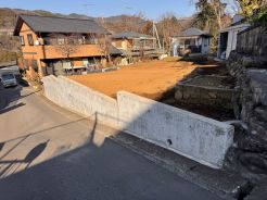 道路南側から見た敷地　道路との高低差　約0.7ｍ～約1.4ｍ