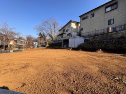 道路から見た敷地