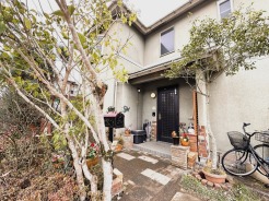 緑豊かな木々に囲まれ、季節の移ろいを感じる暮らしが期待できます。
