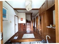 広がりと心地よさを感じさせる、穏やかな玄関ホールです。