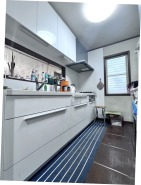 清潔感あふれるホワイトを基調としたシステムキッチンです。