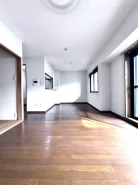 シンプルながらも、落ち着きと広がりを感じさせる住まい、温かみのある床材が、穏やかな時の流れを感じさせる空間です。
