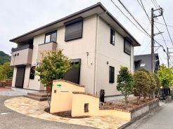 明るい外観が街並みに馴染む住まい。広い敷地と４台分の駐車スペースが、暮らしに余裕をもたらします。シンプルでおしゃれなアプローチが自慢です。
