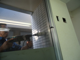壁に穴をあけているところです
