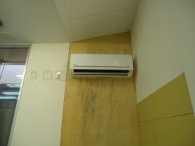エアコンが付きました！
クロスと床も貼り換える予定です
仕上がりが楽しみです♪