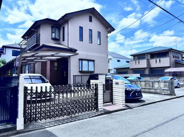土地６４坪・P４台・H16年築の建物は綺麗です。
