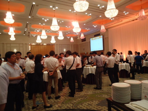 表彰式後は参加者全員で立食パーティ。