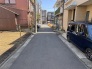 区画が整備された４ｍ道路のため、東西双方への通り抜けが可能です。