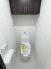 TOTO製のウォッシュレット付きトイレは便座がリフトアップするため、隅々まで掃除が可能です。