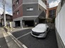 裏側には駐車スペースがあります。建物１階部分は駐輪スペースです。