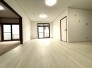 廊下から見たリビングダイニングキッチンです。左隣は和室になります。右は防音室になっています。