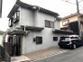 外壁はシルバーです。天気によってイメージが変わります。
