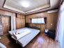 １階洋室１０帖です。ドアが２か所ありますので、仕切って２部屋にできます。
