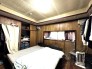 １階洋室１０帖です。ドアが２か所ありますので、仕切って２部屋にできます。