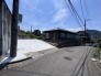 前面道路から見た建物と駐車スペースです。