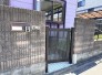 道路との境に門があります。