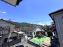 4.3帖洋室から見た風景です。遠くの山が気持ちを和ませます。