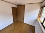 南側4.5帖の洋室です。クローゼットがついています。