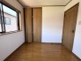 ２階４.３帖洋室です。こぶりな部屋ですがクローゼットあるため部屋を有効に使えます。２方向の窓があり、明るく風通しが良いです。