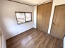 西側4.5帖の洋室です。出窓（写真左側）がある部屋になります。