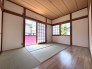 畳４畳と板間２帖の和室です。板間にベッドや家具を置いて畳で寛ぐことが出来ます。