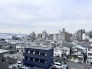 遠くまで見渡せる開放感と、街の賑わいを感じる眺めです。