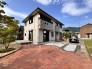 細部までこだわったおしゃれな庭デザインが、住まい全体を優しく穏やかな空気で包み込みます。大きなウッドデッキでお茶でも飲みながら宮ケ瀬湖畔公園を眺められます。
