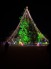 2025年のクリスマスツリーです。遠くからでも目を引く圧倒的な高さと、夜の空に鮮やかに広がる色彩が綺麗です
