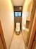 トイレ便器交換しました。リモコンは壁設置タイプを採用。備え付けの収納により、室内をすっきりと保つことができます
