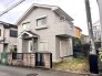 落ち着いた色調の外壁が街並みに馴染み、隣地との間隔がゆとりをもたらす、開放感のある住まいです
