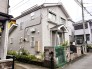 前面道路左側から見た外観です。周囲の街並みに自然と馴染み、日々の暮らしに心地よい安らぎをもたらします。