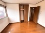 2階洋室（出窓付き）左の窓は出窓になっていて明るいお部屋です。
木の温もりを感じる落ち着いた色調でまとめられ、どのようなインテリアにも合わせやすい、日々の暮らしに安らぎをもたらす心地よい空間です
