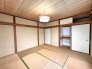 日本の伝統的な様式美が漂う落ち着いた室内。広々とした収納を備え、心地よい静寂が広がります
