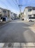 前面道路は行き止まりになっており、交通量も少なく安心です。