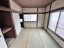 窓から柔らかな光が差し込む穏やかな時間が流れるお部屋

