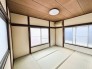 木の温もりと和の質感が調和する落ち着いた空間です
