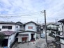 程よい距離感の建物が並ぶ日常の風景をゆったりと感じられる景色です

