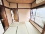 木の温もりを感じる落ち着いた風合いの空間です。リフォームが必要です。