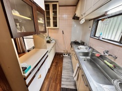 動線がスムーズにまとまる効率的な配置と落ち着いた雰囲気を演出。L型タイプの昭和レトロを感じるキッチンです。